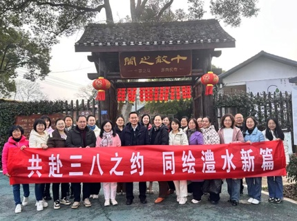 7790必发集团公司组织女职工发展三八节多肉DIY特色活动