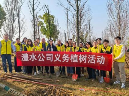 7790必发集团公司团委组织开展义务植树活动